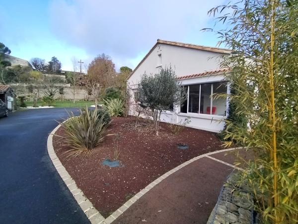 BENET - Maison T9 de plain-pied d'env.197m² avec terrain