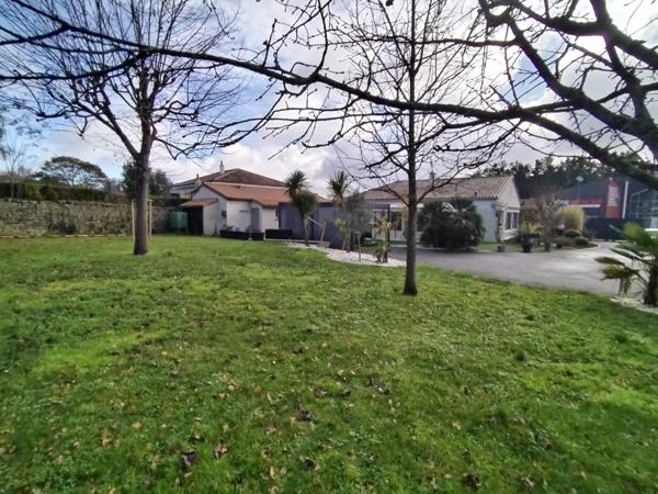 BENET - Maison T9 de plain-pied d'env.197m² avec terrain