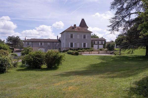 Saint-Didier de Formans - Propriété avec maison de 291m² environ - 5 chambres - Dépendances - Piscine - Parc clos