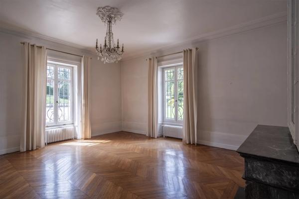 Saint-Didier de Formans - Propriété avec maison de 291m² environ - 5 chambres - Dépendances - Piscine - Parc clos