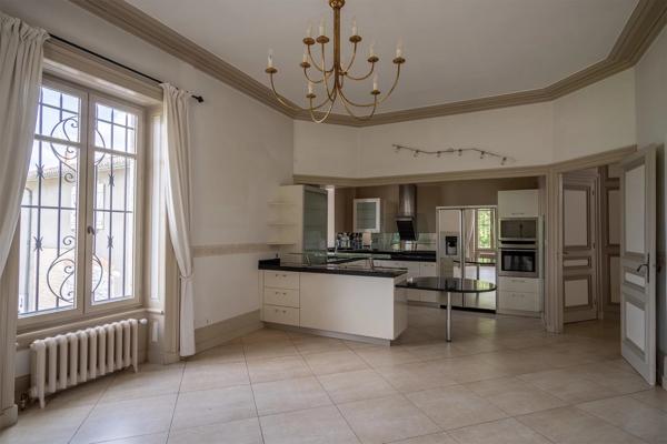 Saint-Didier de Formans - Propriété avec maison de 291m² environ - 5 chambres - Dépendances - Piscine - Parc clos