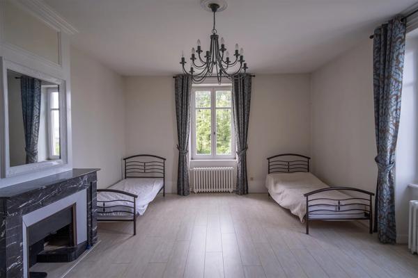 Saint-Didier de Formans - Propriété avec maison de 291m² environ - 5 chambres - Dépendances - Piscine - Parc clos