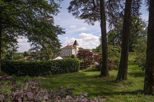 Saint-Didier de Formans - Propriété avec maison de 291m² environ - 5 chambres - Dépendances - Piscine - Parc clos