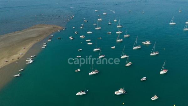 BOUCHES DU RHONES (13) proche Les saintes maries de la mer (13460) à vendre ensemble immobilier de 2 500 m 2 bâti sur 80 000 m2 terrain.