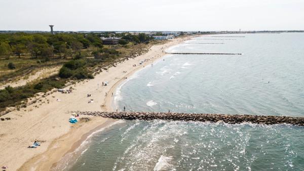 BOUCHES DU RHONES (13) proche Les saintes maries de la mer (13460) à vendre ensemble immobilier de 2 500 m 2 bâti sur 80 000 m2 terrain.