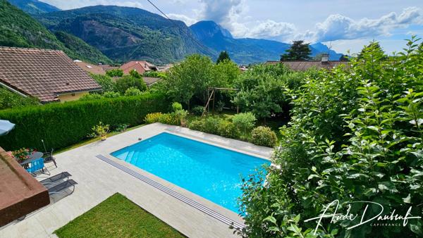 Maison 4 chambres avec terrasse, piscine, jardin arboré, garage, atelier