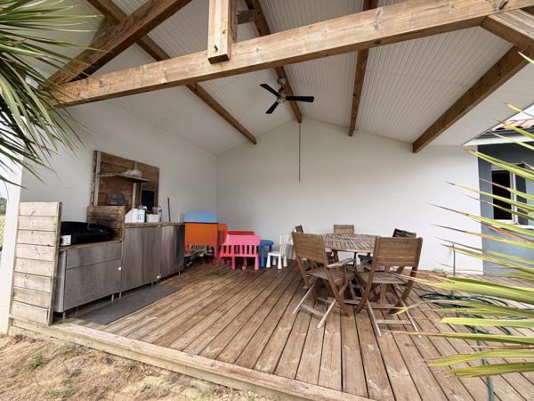 Maison contemporaine avec terrasse et piscine