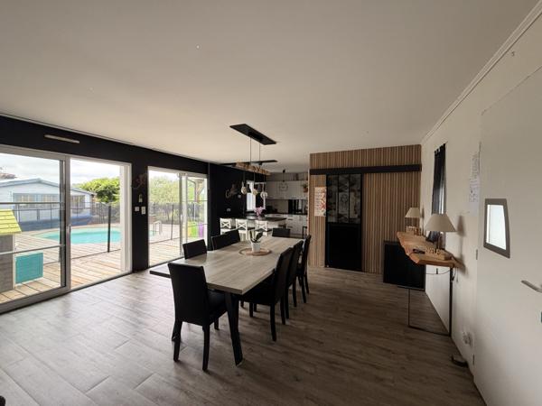 Maison contemporaine avec terrasse et piscine