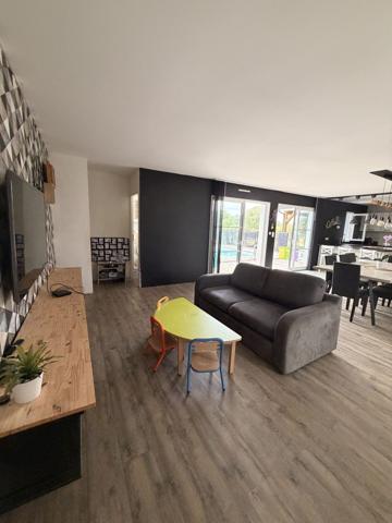 Maison contemporaine avec terrasse et piscine