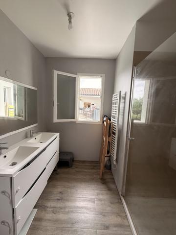 Maison contemporaine avec terrasse et piscine