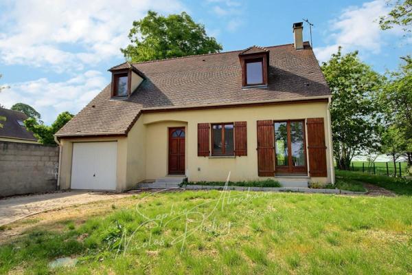 Maison individuelle avec garage et jardin arboré