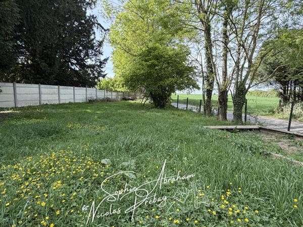 Maison individuelle avec garage et jardin arboré