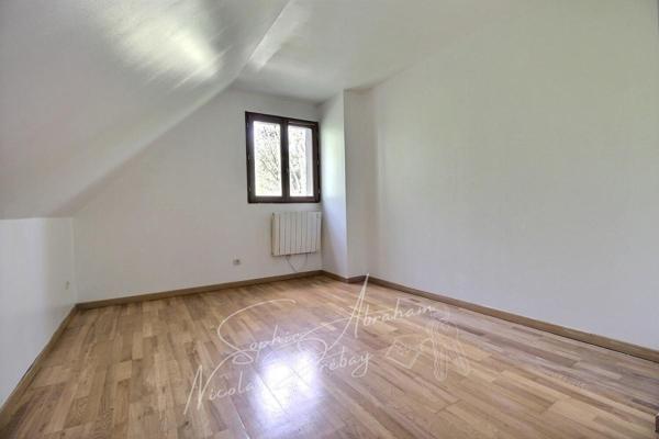 Maison individuelle avec garage et jardin arboré