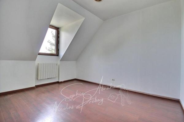 Maison individuelle avec garage et jardin arboré