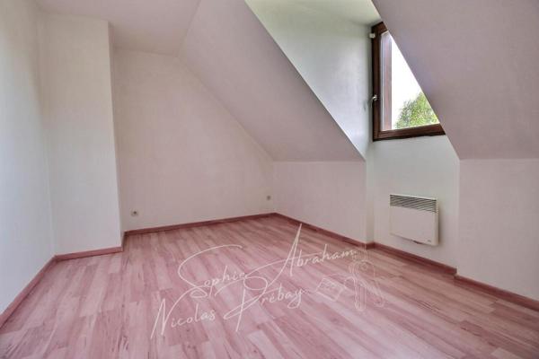 Maison individuelle avec garage et jardin arboré