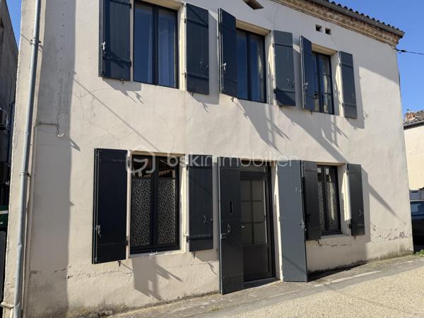 🏡 Maison contemporaine de ville – Volumes, confort et charme !

Découvrez cette jolie maison contemporaine de ville, idéale pour une famille à la recherche d’espace et de confort.

Au rez-de-chaussée, vous serez séduits par un vaste séjour/salon avec cheminée, ouvert sur une salle à manger conviviale. La cuisine, entièrement équipée, offre un espace fonctionnel et agréable. À l’extérieur, une belle terrasse ainsi qu’un abri complètent parfaitement les prestations.

À l’étage, l’espace nuit se compose de 4 grandes chambres, d’une salle de bains et d’un WC indépendant.

La maison est équipée d’un chauffage central au gaz, offrant confort et efficacité au quotidien.

Une maison lumineuse, bien entretenue et prête à accueillir ses nouveaux propriétaires.

📞 Pour plus d’informations ou organiser une visite, contactez Valentino scarpelli – Agent commercial indépendant BSK Immobilier. 🏡✨
