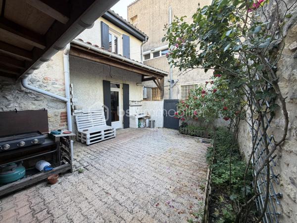 🏡 Maison contemporaine de ville – Volumes, confort et charme !

Découvrez cette jolie maison contemporaine de ville, idéale pour une famille à la recherche d’espace et de confort.

Au rez-de-chaussée, vous serez séduits par un vaste séjour/salon avec cheminée, ouvert sur une salle à manger conviviale. La cuisine, entièrement équipée, offre un espace fonctionnel et agréable. À l’extérieur, une belle terrasse ainsi qu’un abri complètent parfaitement les prestations.

À l’étage, l’espace nuit se compose de 4 grandes chambres, d’une salle de bains et d’un WC indépendant.

La maison est équipée d’un chauffage central au gaz, offrant confort et efficacité au quotidien.

Une maison lumineuse, bien entretenue et prête à accueillir ses nouveaux propriétaires.

📞 Pour plus d’informations ou organiser une visite, contactez Valentino scarpelli – Agent commercial indépendant BSK Immobilier. 🏡✨