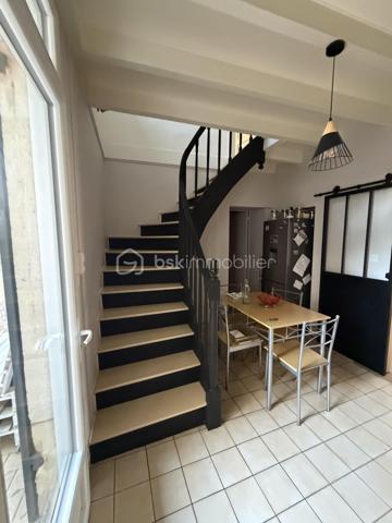 🏡 Maison contemporaine de ville – Volumes, confort et charme !

Découvrez cette jolie maison contemporaine de ville, idéale pour une famille à la recherche d’espace et de confort.

Au rez-de-chaussée, vous serez séduits par un vaste séjour/salon avec cheminée, ouvert sur une salle à manger conviviale. La cuisine, entièrement équipée, offre un espace fonctionnel et agréable. À l’extérieur, une belle terrasse ainsi qu’un abri complètent parfaitement les prestations.

À l’étage, l’espace nuit se compose de 4 grandes chambres, d’une salle de bains et d’un WC indépendant.

La maison est équipée d’un chauffage central au gaz, offrant confort et efficacité au quotidien.

Une maison lumineuse, bien entretenue et prête à accueillir ses nouveaux propriétaires.

📞 Pour plus d’informations ou organiser une visite, contactez Valentino scarpelli – Agent commercial indépendant BSK Immobilier. 🏡✨
