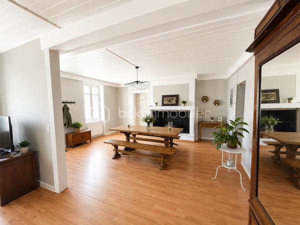 🏡 Maison contemporaine de ville – Volumes, confort et charme !

Découvrez cette jolie maison contemporaine de ville, idéale pour une famille à la recherche d’espace et de confort.

Au rez-de-chaussée, vous serez séduits par un vaste séjour/salon avec cheminée, ouvert sur une salle à manger conviviale. La cuisine, entièrement équipée, offre un espace fonctionnel et agréable. À l’extérieur, une belle terrasse ainsi qu’un abri complètent parfaitement les prestations.

À l’étage, l’espace nuit se compose de 4 grandes chambres, d’une salle de bains et d’un WC indépendant.

La maison est équipée d’un chauffage central au gaz, offrant confort et efficacité au quotidien.

Une maison lumineuse, bien entretenue et prête à accueillir ses nouveaux propriétaires.

📞 Pour plus d’informations ou organiser une visite, contactez Valentino scarpelli – Agent commercial indépendant BSK Immobilier. 🏡✨