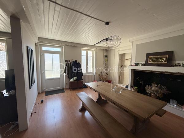 🏡 Maison contemporaine de ville – Volumes, confort et charme !

Découvrez cette jolie maison contemporaine de ville, idéale pour une famille à la recherche d’espace et de confort.

Au rez-de-chaussée, vous serez séduits par un vaste séjour/salon avec cheminée, ouvert sur une salle à manger conviviale. La cuisine, entièrement équipée, offre un espace fonctionnel et agréable. À l’extérieur, une belle terrasse ainsi qu’un abri complètent parfaitement les prestations.

À l’étage, l’espace nuit se compose de 4 grandes chambres, d’une salle de bains et d’un WC indépendant.

La maison est équipée d’un chauffage central au gaz, offrant confort et efficacité au quotidien.

Une maison lumineuse, bien entretenue et prête à accueillir ses nouveaux propriétaires.

📞 Pour plus d’informations ou organiser une visite, contactez Valentino scarpelli – Agent commercial indépendant BSK Immobilier. 🏡✨
