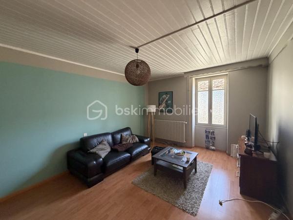 🏡 Maison contemporaine de ville – Volumes, confort et charme !

Découvrez cette jolie maison contemporaine de ville, idéale pour une famille à la recherche d’espace et de confort.

Au rez-de-chaussée, vous serez séduits par un vaste séjour/salon avec cheminée, ouvert sur une salle à manger conviviale. La cuisine, entièrement équipée, offre un espace fonctionnel et agréable. À l’extérieur, une belle terrasse ainsi qu’un abri complètent parfaitement les prestations.

À l’étage, l’espace nuit se compose de 4 grandes chambres, d’une salle de bains et d’un WC indépendant.

La maison est équipée d’un chauffage central au gaz, offrant confort et efficacité au quotidien.

Une maison lumineuse, bien entretenue et prête à accueillir ses nouveaux propriétaires.

📞 Pour plus d’informations ou organiser une visite, contactez Valentino scarpelli – Agent commercial indépendant BSK Immobilier. 🏡✨