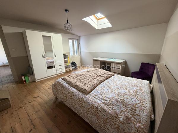🏡 Maison contemporaine de ville – Volumes, confort et charme !

Découvrez cette jolie maison contemporaine de ville, idéale pour une famille à la recherche d’espace et de confort.

Au rez-de-chaussée, vous serez séduits par un vaste séjour/salon avec cheminée, ouvert sur une salle à manger conviviale. La cuisine, entièrement équipée, offre un espace fonctionnel et agréable. À l’extérieur, une belle terrasse ainsi qu’un abri complètent parfaitement les prestations.

À l’étage, l’espace nuit se compose de 4 grandes chambres, d’une salle de bains et d’un WC indépendant.

La maison est équipée d’un chauffage central au gaz, offrant confort et efficacité au quotidien.

Une maison lumineuse, bien entretenue et prête à accueillir ses nouveaux propriétaires.

📞 Pour plus d’informations ou organiser une visite, contactez Valentino scarpelli – Agent commercial indépendant BSK Immobilier. 🏡✨