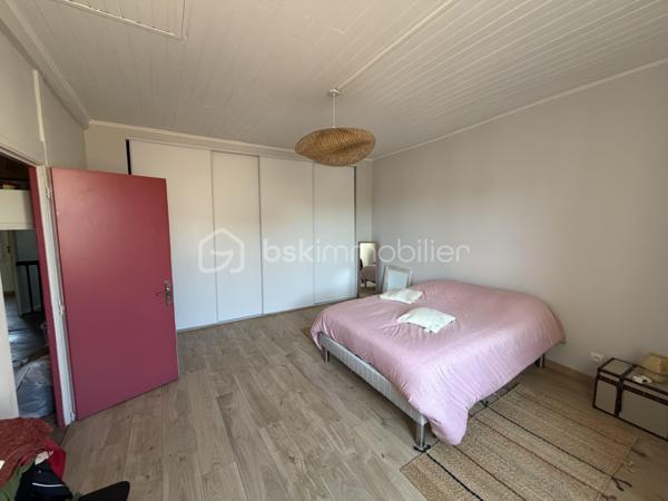 🏡 Maison contemporaine de ville – Volumes, confort et charme !

Découvrez cette jolie maison contemporaine de ville, idéale pour une famille à la recherche d’espace et de confort.

Au rez-de-chaussée, vous serez séduits par un vaste séjour/salon avec cheminée, ouvert sur une salle à manger conviviale. La cuisine, entièrement équipée, offre un espace fonctionnel et agréable. À l’extérieur, une belle terrasse ainsi qu’un abri complètent parfaitement les prestations.

À l’étage, l’espace nuit se compose de 4 grandes chambres, d’une salle de bains et d’un WC indépendant.

La maison est équipée d’un chauffage central au gaz, offrant confort et efficacité au quotidien.

Une maison lumineuse, bien entretenue et prête à accueillir ses nouveaux propriétaires.

📞 Pour plus d’informations ou organiser une visite, contactez Valentino scarpelli – Agent commercial indépendant BSK Immobilier. 🏡✨