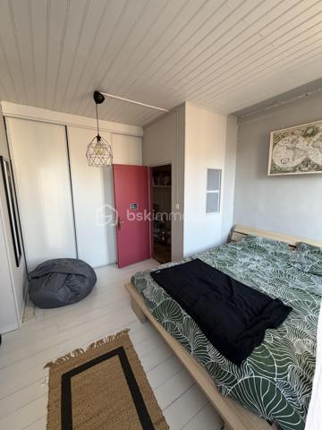 🏡 Maison contemporaine de ville – Volumes, confort et charme !

Découvrez cette jolie maison contemporaine de ville, idéale pour une famille à la recherche d’espace et de confort.

Au rez-de-chaussée, vous serez séduits par un vaste séjour/salon avec cheminée, ouvert sur une salle à manger conviviale. La cuisine, entièrement équipée, offre un espace fonctionnel et agréable. À l’extérieur, une belle terrasse ainsi qu’un abri complètent parfaitement les prestations.

À l’étage, l’espace nuit se compose de 4 grandes chambres, d’une salle de bains et d’un WC indépendant.

La maison est équipée d’un chauffage central au gaz, offrant confort et efficacité au quotidien.

Une maison lumineuse, bien entretenue et prête à accueillir ses nouveaux propriétaires.

📞 Pour plus d’informations ou organiser une visite, contactez Valentino scarpelli – Agent commercial indépendant BSK Immobilier. 🏡✨