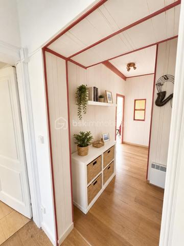 🏡 Maison contemporaine de ville – Volumes, confort et charme !

Découvrez cette jolie maison contemporaine de ville, idéale pour une famille à la recherche d’espace et de confort.

Au rez-de-chaussée, vous serez séduits par un vaste séjour/salon avec cheminée, ouvert sur une salle à manger conviviale. La cuisine, entièrement équipée, offre un espace fonctionnel et agréable. À l’extérieur, une belle terrasse ainsi qu’un abri complètent parfaitement les prestations.

À l’étage, l’espace nuit se compose de 4 grandes chambres, d’une salle de bains et d’un WC indépendant.

La maison est équipée d’un chauffage central au gaz, offrant confort et efficacité au quotidien.

Une maison lumineuse, bien entretenue et prête à accueillir ses nouveaux propriétaires.

📞 Pour plus d’informations ou organiser une visite, contactez Valentino scarpelli – Agent commercial indépendant BSK Immobilier. 🏡✨