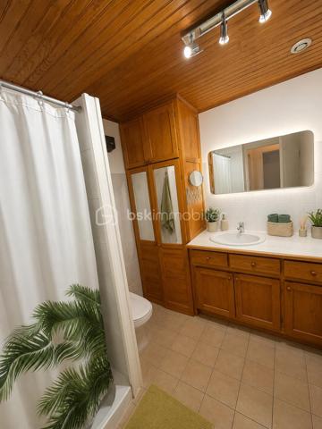 🏡 Maison contemporaine de ville – Volumes, confort et charme !

Découvrez cette jolie maison contemporaine de ville, idéale pour une famille à la recherche d’espace et de confort.

Au rez-de-chaussée, vous serez séduits par un vaste séjour/salon avec cheminée, ouvert sur une salle à manger conviviale. La cuisine, entièrement équipée, offre un espace fonctionnel et agréable. À l’extérieur, une belle terrasse ainsi qu’un abri complètent parfaitement les prestations.

À l’étage, l’espace nuit se compose de 4 grandes chambres, d’une salle de bains et d’un WC indépendant.

La maison est équipée d’un chauffage central au gaz, offrant confort et efficacité au quotidien.

Une maison lumineuse, bien entretenue et prête à accueillir ses nouveaux propriétaires.

📞 Pour plus d’informations ou organiser une visite, contactez Valentino scarpelli – Agent commercial indépendant BSK Immobilier. 🏡✨
