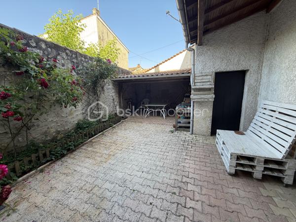 🏡 Maison contemporaine de ville – Volumes, confort et charme !

Découvrez cette jolie maison contemporaine de ville, idéale pour une famille à la recherche d’espace et de confort.

Au rez-de-chaussée, vous serez séduits par un vaste séjour/salon avec cheminée, ouvert sur une salle à manger conviviale. La cuisine, entièrement équipée, offre un espace fonctionnel et agréable. À l’extérieur, une belle terrasse ainsi qu’un abri complètent parfaitement les prestations.

À l’étage, l’espace nuit se compose de 4 grandes chambres, d’une salle de bains et d’un WC indépendant.

La maison est équipée d’un chauffage central au gaz, offrant confort et efficacité au quotidien.

Une maison lumineuse, bien entretenue et prête à accueillir ses nouveaux propriétaires.

📞 Pour plus d’informations ou organiser une visite, contactez Valentino scarpelli – Agent commercial indépendant BSK Immobilier. 🏡✨