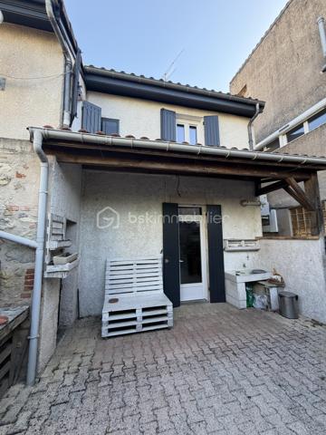 🏡 Maison contemporaine de ville – Volumes, confort et charme !

Découvrez cette jolie maison contemporaine de ville, idéale pour une famille à la recherche d’espace et de confort.

Au rez-de-chaussée, vous serez séduits par un vaste séjour/salon avec cheminée, ouvert sur une salle à manger conviviale. La cuisine, entièrement équipée, offre un espace fonctionnel et agréable. À l’extérieur, une belle terrasse ainsi qu’un abri complètent parfaitement les prestations.

À l’étage, l’espace nuit se compose de 4 grandes chambres, d’une salle de bains et d’un WC indépendant.

La maison est équipée d’un chauffage central au gaz, offrant confort et efficacité au quotidien.

Une maison lumineuse, bien entretenue et prête à accueillir ses nouveaux propriétaires.

📞 Pour plus d’informations ou organiser une visite, contactez Valentino scarpelli – Agent commercial indépendant BSK Immobilier. 🏡✨