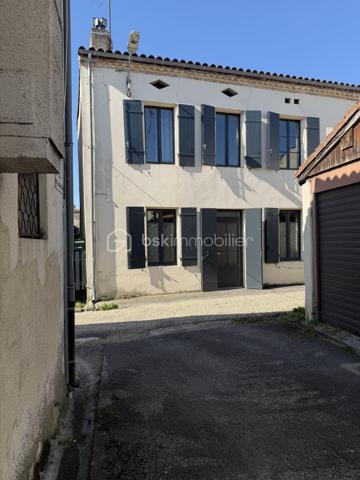 🏡 Maison contemporaine de ville – Volumes, confort et charme !

Découvrez cette jolie maison contemporaine de ville, idéale pour une famille à la recherche d’espace et de confort.

Au rez-de-chaussée, vous serez séduits par un vaste séjour/salon avec cheminée, ouvert sur une salle à manger conviviale. La cuisine, entièrement équipée, offre un espace fonctionnel et agréable. À l’extérieur, une belle terrasse ainsi qu’un abri complètent parfaitement les prestations.

À l’étage, l’espace nuit se compose de 4 grandes chambres, d’une salle de bains et d’un WC indépendant.

La maison est équipée d’un chauffage central au gaz, offrant confort et efficacité au quotidien.

Une maison lumineuse, bien entretenue et prête à accueillir ses nouveaux propriétaires.

📞 Pour plus d’informations ou organiser une visite, contactez Valentino scarpelli – Agent commercial indépendant BSK Immobilier. 🏡✨