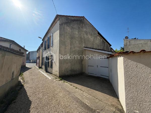 🏡 Maison contemporaine de ville – Volumes, confort et charme !

Découvrez cette jolie maison contemporaine de ville, idéale pour une famille à la recherche d’espace et de confort.

Au rez-de-chaussée, vous serez séduits par un vaste séjour/salon avec cheminée, ouvert sur une salle à manger conviviale. La cuisine, entièrement équipée, offre un espace fonctionnel et agréable. À l’extérieur, une belle terrasse ainsi qu’un abri complètent parfaitement les prestations.

À l’étage, l’espace nuit se compose de 4 grandes chambres, d’une salle de bains et d’un WC indépendant.

La maison est équipée d’un chauffage central au gaz, offrant confort et efficacité au quotidien.

Une maison lumineuse, bien entretenue et prête à accueillir ses nouveaux propriétaires.

📞 Pour plus d’informations ou organiser une visite, contactez Valentino scarpelli – Agent commercial indépendant BSK Immobilier. 🏡✨