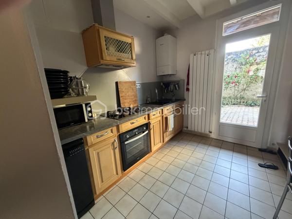 🏡 Maison contemporaine de ville – Volumes, confort et charme !

Découvrez cette jolie maison contemporaine de ville, idéale pour une famille à la recherche d’espace et de confort.

Au rez-de-chaussée, vous serez séduits par un vaste séjour/salon avec cheminée, ouvert sur une salle à manger conviviale. La cuisine, entièrement équipée, offre un espace fonctionnel et agréable. À l’extérieur, une belle terrasse ainsi qu’un abri complètent parfaitement les prestations.

À l’étage, l’espace nuit se compose de 4 grandes chambres, d’une salle de bains et d’un WC indépendant.

La maison est équipée d’un chauffage central au gaz, offrant confort et efficacité au quotidien.

Une maison lumineuse, bien entretenue et prête à accueillir ses nouveaux propriétaires.

📞 Pour plus d’informations ou organiser une visite, contactez Valentino scarpelli – Agent commercial indépendant BSK Immobilier. 🏡✨