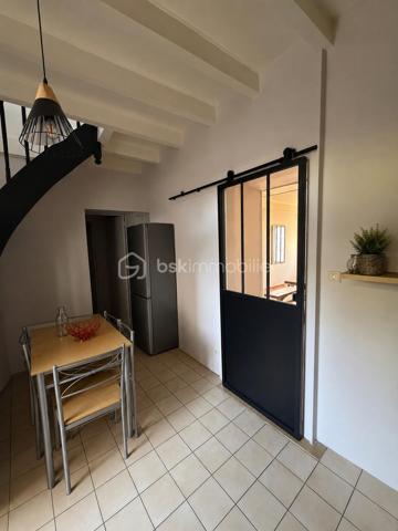 🏡 Maison contemporaine de ville – Volumes, confort et charme !

Découvrez cette jolie maison contemporaine de ville, idéale pour une famille à la recherche d’espace et de confort.

Au rez-de-chaussée, vous serez séduits par un vaste séjour/salon avec cheminée, ouvert sur une salle à manger conviviale. La cuisine, entièrement équipée, offre un espace fonctionnel et agréable. À l’extérieur, une belle terrasse ainsi qu’un abri complètent parfaitement les prestations.

À l’étage, l’espace nuit se compose de 4 grandes chambres, d’une salle de bains et d’un WC indépendant.

La maison est équipée d’un chauffage central au gaz, offrant confort et efficacité au quotidien.

Une maison lumineuse, bien entretenue et prête à accueillir ses nouveaux propriétaires.

📞 Pour plus d’informations ou organiser une visite, contactez Valentino scarpelli – Agent commercial indépendant BSK Immobilier. 🏡✨