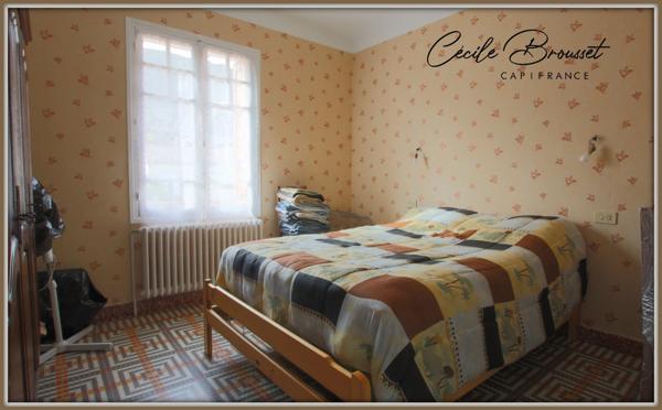 À Vendre : Belle villa des années 40 à Reynes – Opportunité rare avec 3 appartements et 3600 m² de terrain