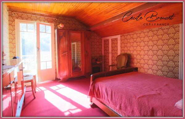 À Vendre : Belle villa des années 40 à Reynes – Opportunité rare avec 3 appartements et 3600 m² de terrain