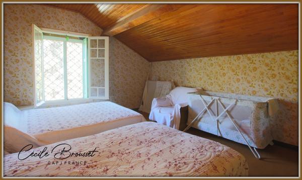 À Vendre : Belle villa des années 40 à Reynes – Opportunité rare avec 3 appartements et 3600 m² de terrain