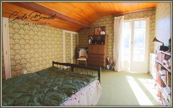 À Vendre : Belle villa des années 40 à Reynes – Opportunité rare avec 3 appartements et 3600 m² de terrain