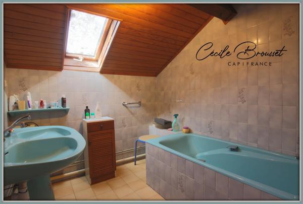 À Vendre : Belle villa des années 40 à Reynes – Opportunité rare avec 3 appartements et 3600 m² de terrain