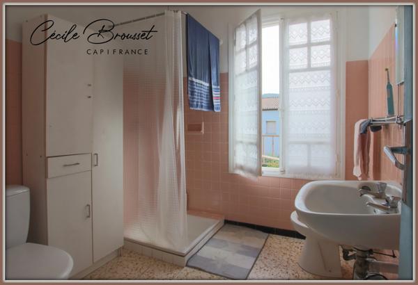 À Vendre : Belle villa des années 40 à Reynes – Opportunité rare avec 3 appartements et 3600 m² de terrain