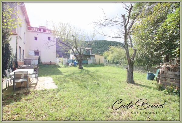 À Vendre : Belle villa des années 40 à Reynes – Opportunité rare avec 3 appartements et 3600 m² de terrain