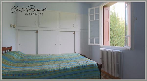 À Vendre : Belle villa des années 40 à Reynes – Opportunité rare avec 3 appartements et 3600 m² de terrain