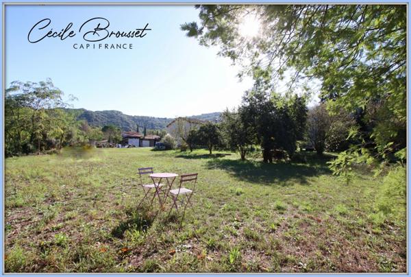 À Vendre : Belle villa des années 40 à Reynes – Opportunité rare avec 3 appartements et 3600 m² de terrain