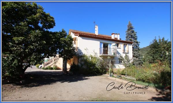 À Vendre : Belle villa des années 40 à Reynes – Opportunité rare avec 3 appartements et 3600 m² de terrain