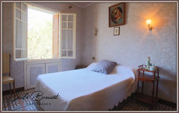 À Vendre : Belle villa des années 40 à Reynes – Opportunité rare avec 3 appartements et 3600 m² de terrain