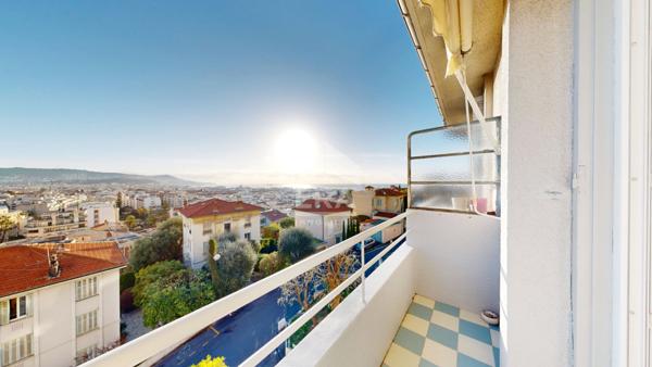 NICE - FLEURS / BAUMETTES : JOLI 2 PIÈCES AVEC BALCONS ET MAGNIFIQUE VUE DÉGAGÉE