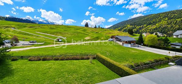 Situé au cœur de la station de Villard-de-Lans,  avenue des Bains, découvrez ce superbe appartement duplex de montagne offrant une vue dégagée exceptionnelle sur les pistes et les montagnes, dans un environnement calme et recherché.

✨ Dès l’entrée, vous serez séduits par son ambiance chaleureuse type chalet, sa luminosité naturelle et son emplacement privilégié à deux pas des pistes de luges, des espaces de loisirs, des terrains de tennis et des départs de promenade.

📐 Surface Loi Carrez : 26,24 m²
📐 Surface utile : 30,80 m²
🛏️ Coin nuit en mezzanine + espace couchages avec 1 lit superposé + 1 lit double 
🌄 Balcon avec vue panoramique sur les montagnes et les pistes
🎿 Casier à ski privatif
🧺 rangement supplémentaire
🚗 Stationnement facile dans une résidence calme et bien entretenue


❤️ Les points forts :
Vue carte postale sur les reliefs du Vercors
Appartement lumineux et cosy
Double vitrage récent et volets roulants 
Chauffage électrique à inertie récent (2024)
Résidence calme idéale résidence secondaire ou investissement locatif 
Accès rapide au centre du village et aux activités été/hiver
Cadre nature exceptionnel

🌞 Été comme hiver, profitez d’un emplacement idéal :

pistes de ski et luges à proximité immédiate,
départs randonnées et VTT,
tennis et activités familiales,
ambiance montagne authentique.

📊 DPE : D Trés bonne note pour la montagne 
💰 Estimation des coûts énergétiques : entre 650 € et 940 € / an
💰 Charge trimestriel : 250 € de immeuble entretien elec chauffage copro ...
💰 Taxe foncière : 708 €

✅ Aucun amiante détecté dans le logement.

🏡 Un bien parfait pour :

résidence secondaire à la montagne,
investissement locatif saisonnier,
pied-à-terre cosy dans le Vercors.

📞 À visiter rapidement — rare sur le secteur avec cette vue et ce calme.