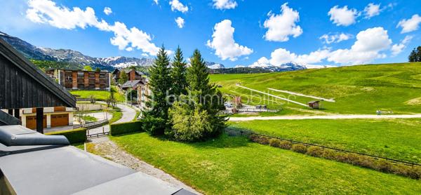 Situé au cœur de la station de Villard-de-Lans,  avenue des Bains, découvrez ce superbe appartement duplex de montagne offrant une vue dégagée exceptionnelle sur les pistes et les montagnes, dans un environnement calme et recherché.

✨ Dès l’entrée, vous serez séduits par son ambiance chaleureuse type chalet, sa luminosité naturelle et son emplacement privilégié à deux pas des pistes de luges, des espaces de loisirs, des terrains de tennis et des départs de promenade.

📐 Surface Loi Carrez : 26,24 m²
📐 Surface utile : 30,80 m²
🛏️ Coin nuit en mezzanine + espace couchages avec 1 lit superposé + 1 lit double 
🌄 Balcon avec vue panoramique sur les montagnes et les pistes
🎿 Casier à ski privatif
🧺 rangement supplémentaire
🚗 Stationnement facile dans une résidence calme et bien entretenue


❤️ Les points forts :
Vue carte postale sur les reliefs du Vercors
Appartement lumineux et cosy
Double vitrage récent et volets roulants 
Chauffage électrique à inertie récent (2024)
Résidence calme idéale résidence secondaire ou investissement locatif 
Accès rapide au centre du village et aux activités été/hiver
Cadre nature exceptionnel

🌞 Été comme hiver, profitez d’un emplacement idéal :

pistes de ski et luges à proximité immédiate,
départs randonnées et VTT,
tennis et activités familiales,
ambiance montagne authentique.

📊 DPE : D Trés bonne note pour la montagne 
💰 Estimation des coûts énergétiques : entre 650 € et 940 € / an
💰 Charge trimestriel : 250 € de immeuble entretien elec chauffage copro ...
💰 Taxe foncière : 708 €

✅ Aucun amiante détecté dans le logement.

🏡 Un bien parfait pour :

résidence secondaire à la montagne,
investissement locatif saisonnier,
pied-à-terre cosy dans le Vercors.

📞 À visiter rapidement — rare sur le secteur avec cette vue et ce calme.